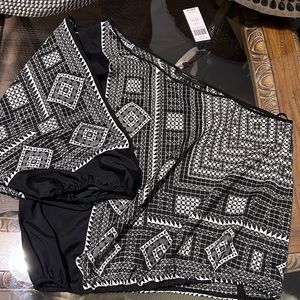 BCBG, one shoulder balloon sleeve top m